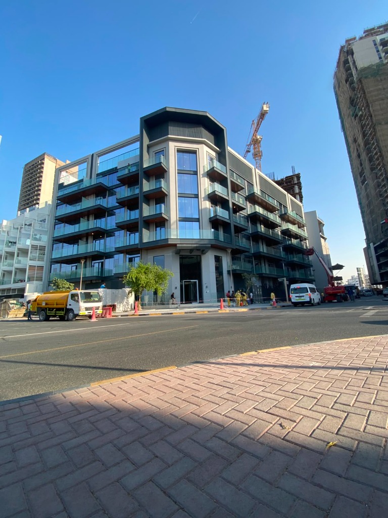 Al Barsha Executive Commercial Plaza Corner Glazing installation